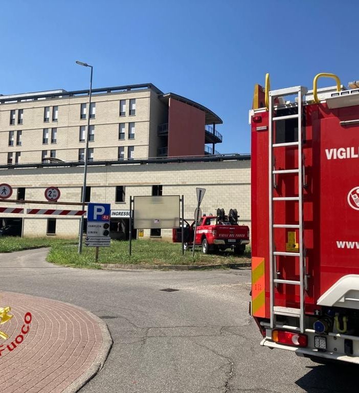Disabile cade e si incastra tra i sedili dell'auto. Necessario intervento dei vigili del fuoco