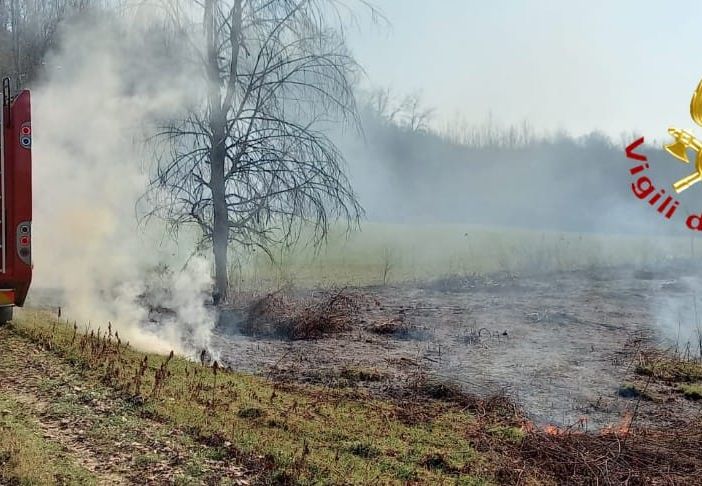 Prosegue l'emergenza sterpaglie, che anche oggi ha impegnato a lungo i vigili del fuoco