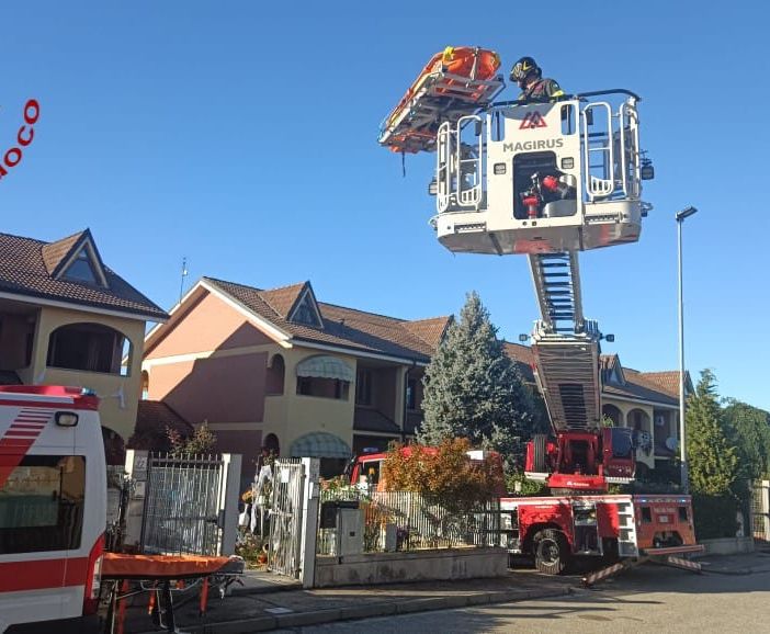 Si rompe il femore in casa e chiede aiuto. I vigili del fuoco utilizzano un &quot;toboga&quot; per farla uscire