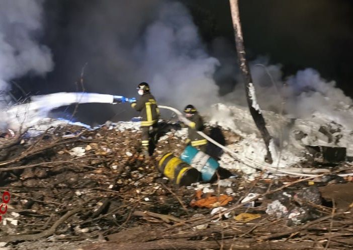 Asti, via Guerra. Nuovo rogo rifiuti
