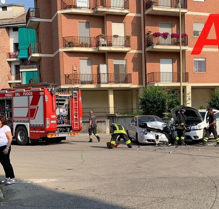 Scontro tra due auto in via Monti. Interviene polizia municipale, 118 e vigili del fuoco