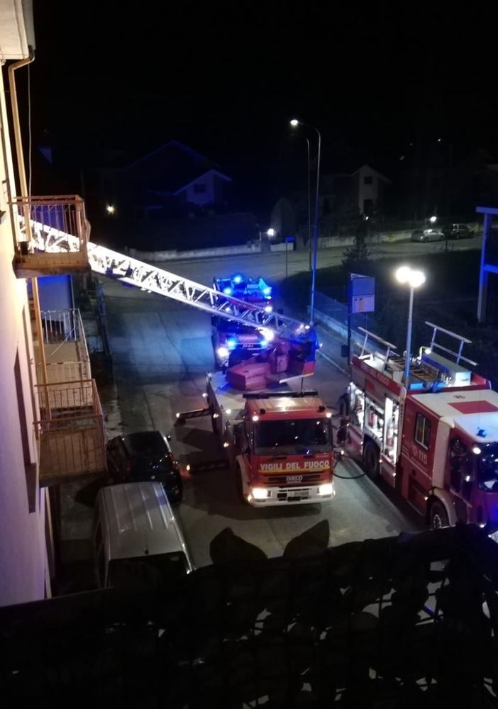 Paura per incendio in via Ghandi stanotte. &quot;Va a fuoco il tetto&quot;
