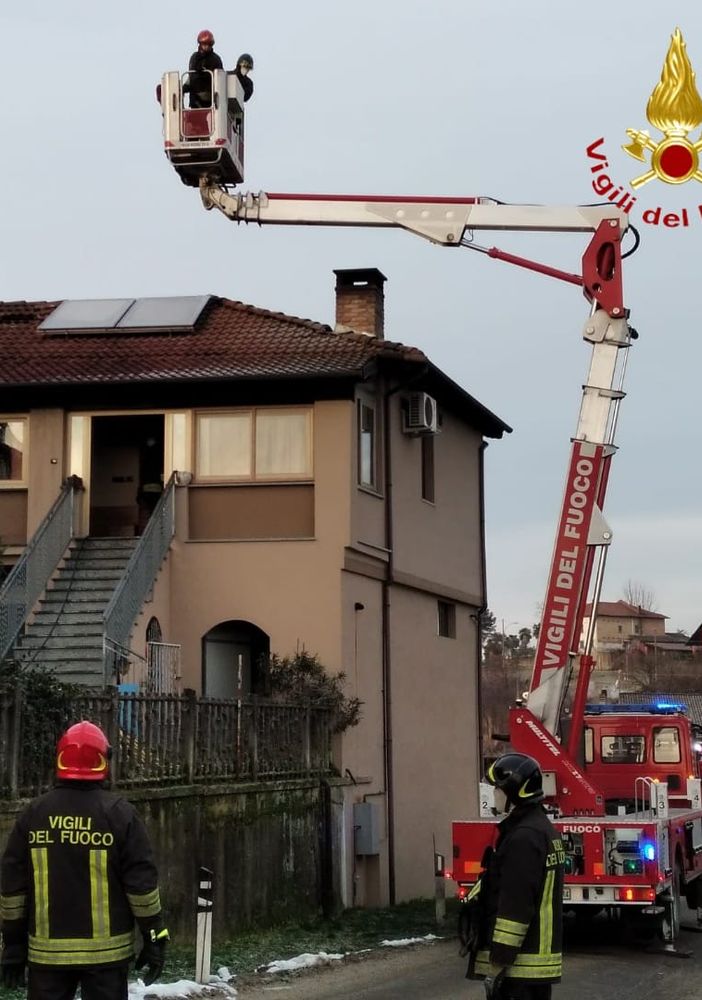 Incendio tetto a Vinchio, 7 squadre dei Vigili del Fuoco sul posto