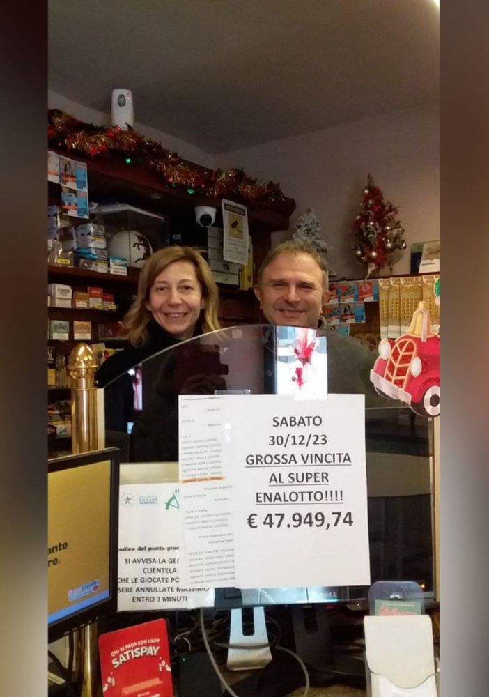 I due titolari del bar tabaccheria di Calamandrana