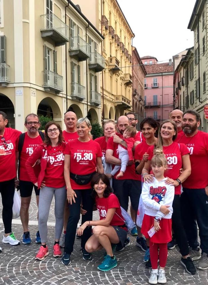 Asti corre con la Virtual Run. Questa mattina alle 5.30 tantissime persone con la loro maglietta rossa hanno invaso la città