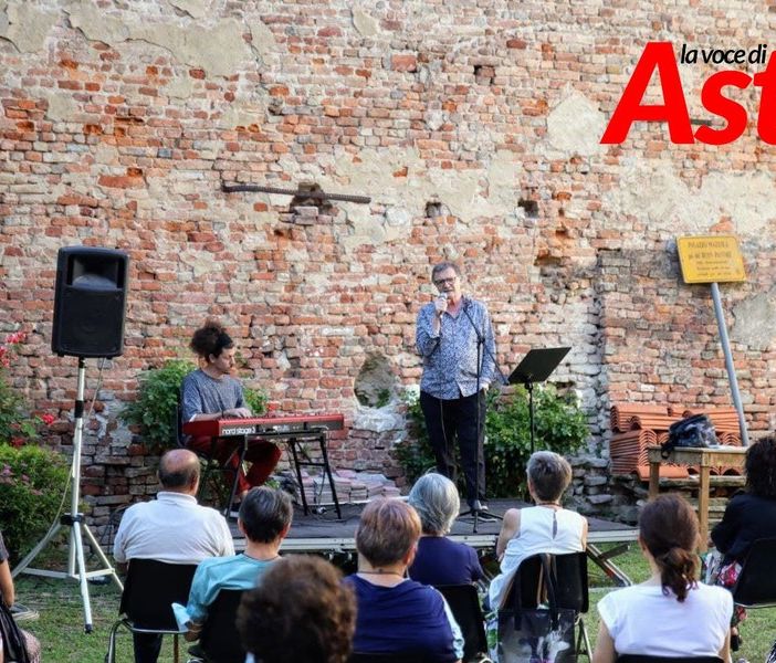 L'attore con Lorenzo Morra, durante le letture estive
