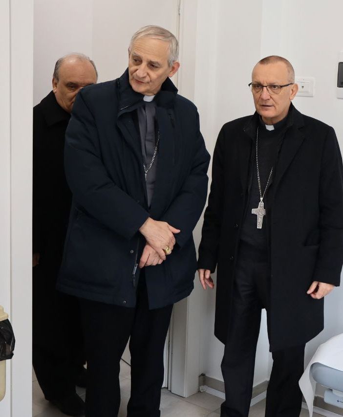 Nell'immagine (ph. Merfephoto - Efrem Zanchettin), risalente al novembre 2023 quando è stato inaugurato il centro, il cardinale Matteo Maria Zuppi, presidente delle Conferenza Episcopale Italiana, con il vescovo di Asti monsignor Prastaro in uno degli ambulatori del centro