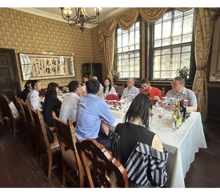 Un'immagine del pranzo di lavoro con le autorità di Yantai