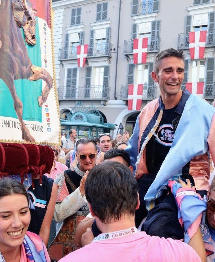 Federico Arri, pochi momenti dopo la vittoria, alla cerimonia della bandiera (Merphefoto)