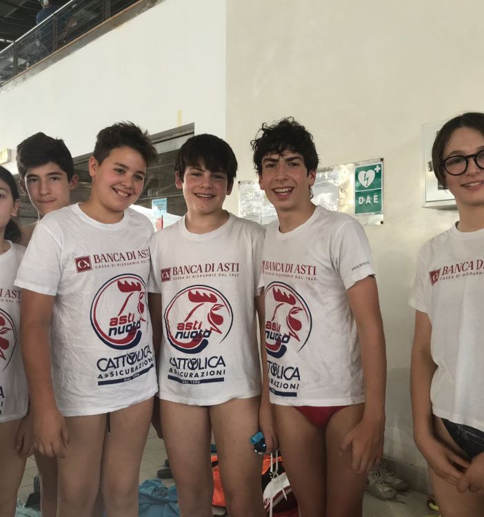 Foto di gruppo per gli atleti dell'AstiNuoto che hanno partecipato alle gare torinesi