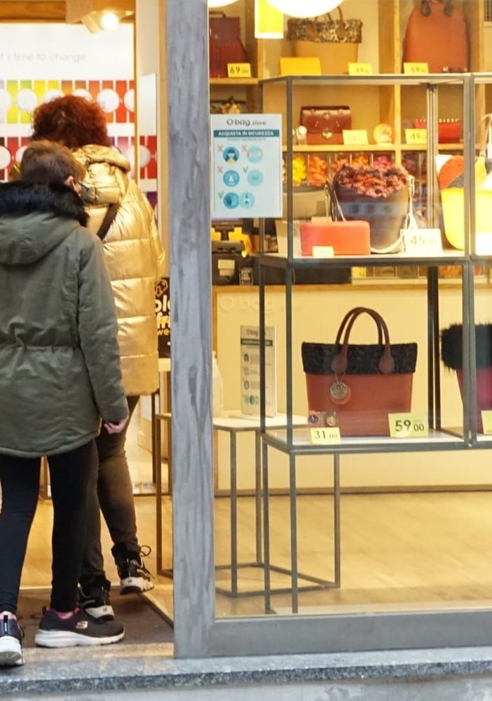 Asti, zona arancione, negozi aperti