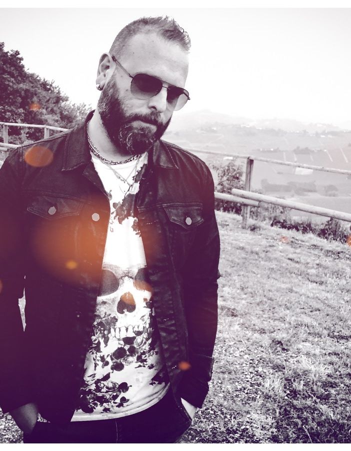 Il cantautore aglianese Stefano Zonca in concerto al FuoriLuogo di Asti
