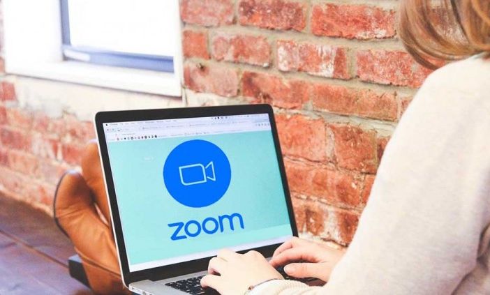 Finti abbonamenti alla piattaforma Zoom, la polizia postale segnala la truffa: &quot;Non cliccate mai sui link&quot;