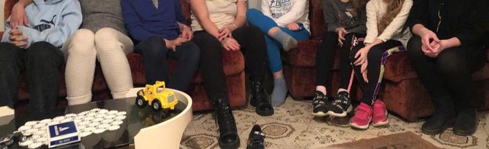 La famiglia arrivata ieri a Chiusano (foto Facebook Caritas)