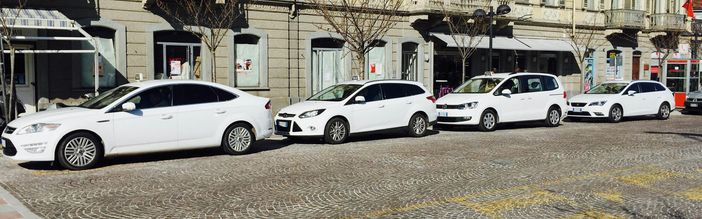 Taxi di fronte alla stazione ferroviaria di Asti Taxi di fronte alla stazione ferroviaria di Asti