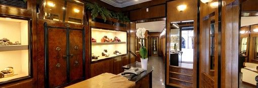 Saluzzo, l'interno della gioielleria