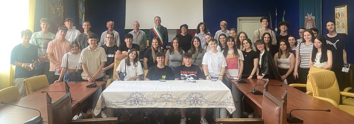 I ragazzi della Leva, a Canelli, ricevono la Costituzione dal sindaco Lanzavecchia I ragazzi della Leva, a Canelli, ricevono la Costituzione dal sindaco Lanzavecchia