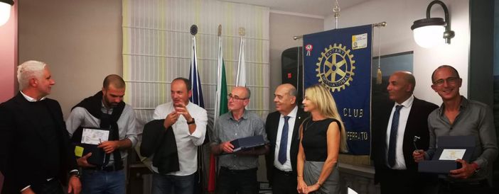 Gli enologi con gli organizzatori della serata Gli enologi con gli organizzatori della serata