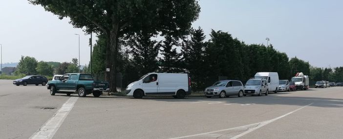 Utenti costretti a lunghe code sotto il sole per poter accedere all’Ecocentro di via Ceca Utenti costretti a lunghe code sotto il sole per poter accedere all’Ecocentro di via Ceca