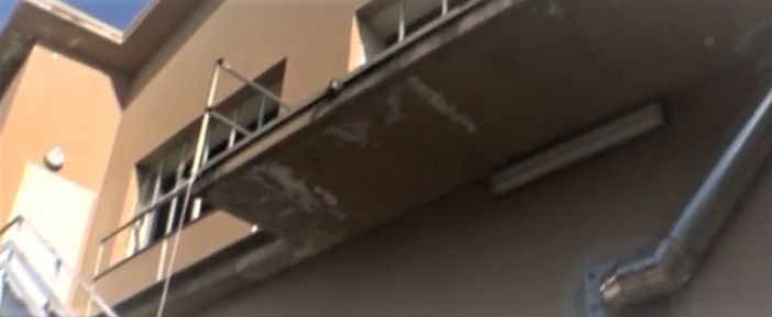 Il terrazzo da cui è caduto il giovane