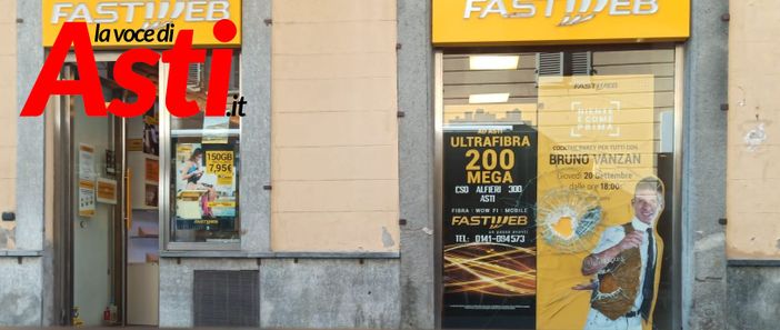 Tre immagini (le restanti due a fine articolo) della spaccata a danno del negozio Fastweb