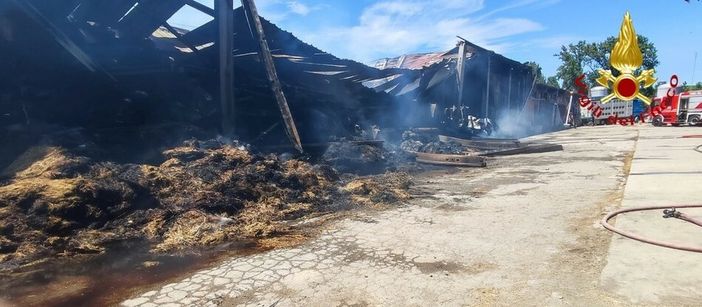 Calliano: vigili del fuoco mobilitati per il secondo giorno consecutivo dopo il rogo in cascina