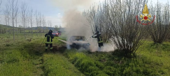 Auto in fiamme in un campo a San Damiano d'Asti