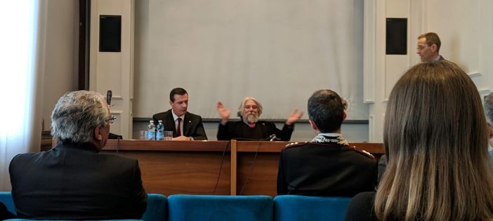 Il colonnello Federici e il dottor Meluzzi ritratti nel corso della presentazione astigiana Il colonnello Federici e il dottor Meluzzi ritratti nel corso della presentazione astigiana