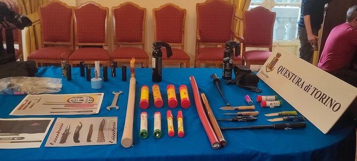 Scontri tra ultras di Juve e Toro: sequestrati coltelli, mazze e bombe carta. Daspo e sigilli alle sedi Scontri tra ultras di Juve e Toro: sequestrati coltelli, mazze e bombe carta. Daspo e sigilli alle sedi