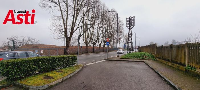 Quinto giorno di sciopero della fame in difesa dei platani di corso Savona, davanti agli uffici comunali