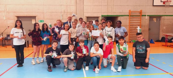 I ragazzi premiati ritratti con il presidente Vanzino