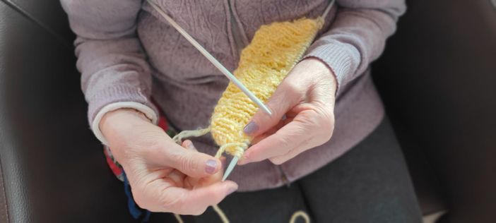 Gli ospiti della RSA Casa Mia Rosbella di Nizza doneranno sciarpe e guanti a due centri per l'infanzia