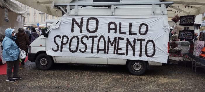 Al mercato tornano gli striscioni di protesta: "Avevamo chiesto il format ad anello fino al 24 dicembre", Al mercato tornano gli striscioni di protesta: "Avevamo chiesto il format ad anello fino al 24 dicembre",