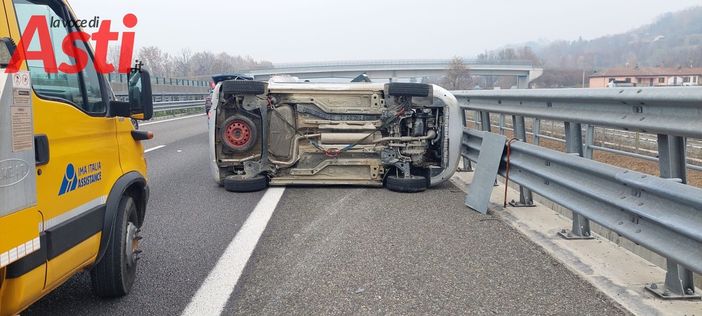 Incidente sulla tangenziale tra Isola e Asti: tamponamento tra un camion e un Doblò che si ribalta