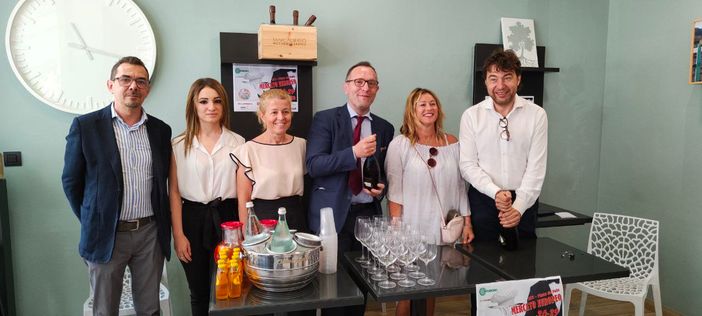 Nell'immagine, da sinistra a destra: il direttore di Confesercenti Paolo Contardi, due impiegate dell'associazione di categoria, il vicesindaco Marcello Coppo, l'assessore Loretta Bologna e il presidente di Confesercenti Asti Andrea Visconti