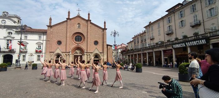 Il flash mob in piazza San Secondo