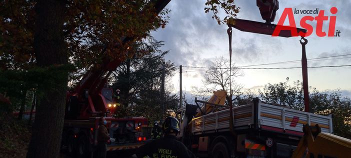 Camion ribaltato a Callianetto. Intervengono i Vigili del Fuoco