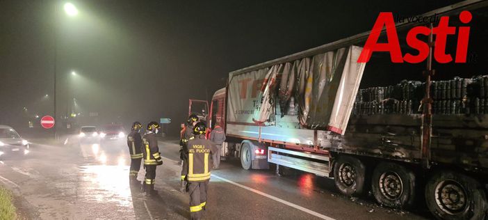 Autoarticolato in fiamme all’altezza dello svincolo della Boana, sul posto i vigili del fuoco Autoarticolato in fiamme all’altezza dello svincolo della Boana, sul posto i vigili del fuoco