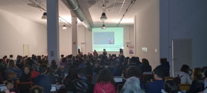 Al palazzo dell’Enofila ‘Generazione social’ incontra i genitori per riflettere su educazione, internet e videogiochi Al palazzo dell’Enofila ‘Generazione social’ incontra i genitori per riflettere su educazione, internet e videogiochi