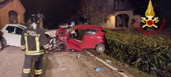 Frontale tra due auto a Grana. Grave un uomo trasportato all'ospedale di Asti in codice rosso