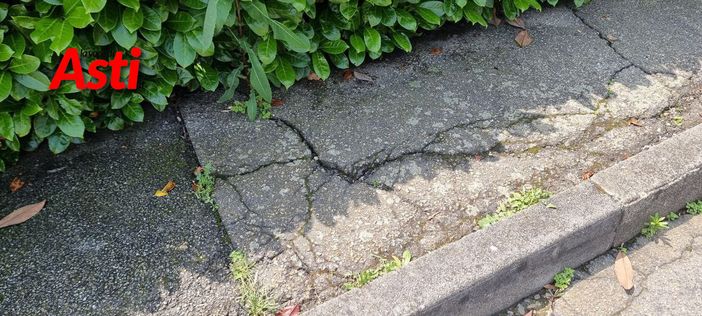 I marciapiedi in via Salvo d'Acquisto sono pieni di buche, i passeggini non passano [FOTO]