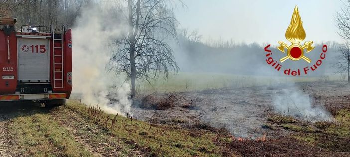 Prosegue l'emergenza sterpaglie, che anche oggi ha impegnato a lungo i vigili del fuoco Prosegue l'emergenza sterpaglie, che anche oggi ha impegnato a lungo i vigili del fuoco