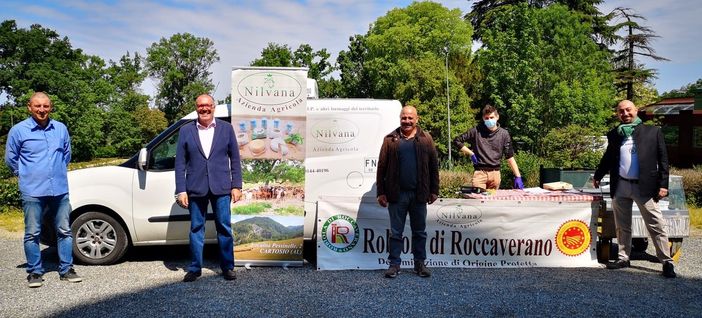 Un momento della consegna. Al centro della foto il sindaco Cavallero (a sinistra) e il presidente del Consorzio Barbera d'Asti Filippo Mobrici