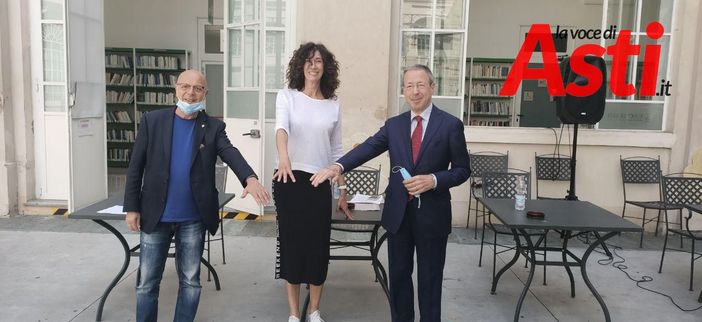 Nella foto, da sinistra a destra: l'assessore alla Cultura Gianfranco Imerito, la presidente della Biblioteca Astense Roberta Bellesini Faletti e il presidente dell'Ordine dei Giornalisti del Piemonte Alberto Sinigaglia