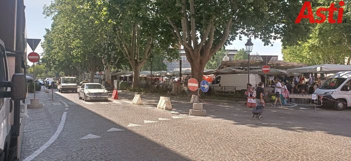 Il primo esame del mercato con la viabilità parzialmente modificata in piazza Alfieri è passato [FOTO E VIDEO]