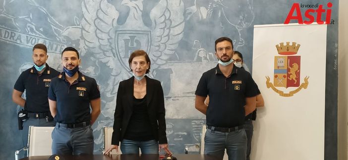 "Aiutaci a difenderti... non sei solo". La nuova campagna di prevenzione truffe agli anziani della Questura di Asti "Aiutaci a difenderti... non sei solo". La nuova campagna di prevenzione truffe agli anziani della Questura di Asti