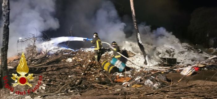 Asti, via Guerra. Nuovo rogo rifiuti Asti, via Guerra. Nuovo rogo rifiuti