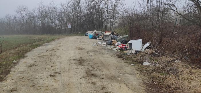 Nell'Astigiano continuano a 'fiorire' le discariche. Al centro del degrado, questa volta la zona tra Castello di Annone e Rocchetta [FOTO]