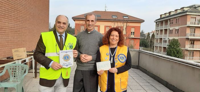 La presidente del Lions Club Asti Alfieri, dottoressa Roberta Pistone, e il cerimoniere Giovanni Boccia insieme a don Roberto, direttore dell'Opera Salesiana di Asti, che riceve parte dell'incasso finalizzate alle attività dell'oratorio La presidente del Lions Club Asti Alfieri, dottoressa Roberta Pistone, e il cerimoniere Giovanni Boccia insieme a don Roberto, direttore dell'Opera Salesiana di Asti, che riceve parte dell'incasso finalizzate alle attività dell'oratorio