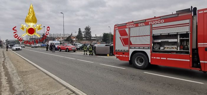 Incidente a Castell'Alfero: auto si ribalta e la conducente rimane incastrata Incidente a Castell'Alfero: auto si ribalta e la conducente rimane incastrata